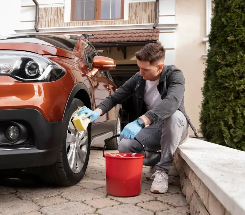 Lavage auto à domicile Gimbrède : professionnel intervenant sur un véhicule